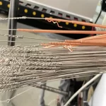 Dispositivo de fabricación de cuerdas de piano